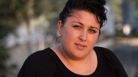 FOTO: To je brutalno umorjena mama – njen sin jo je prišel domov pozdravit in jo našel s prerezanim vratom. zaradi grozljivega prizora pa je potreboval zdravniško pomoč