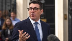Andy Burnham | FOTO: Pokukaj24.si / DALL·E