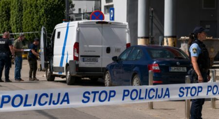 Drzen rop vozila za prevoz gotovine v ljubljanskem BTC-ju znova pretresel Slovenijo: storilci pobegnili z denarjem Posnetek zaslona | FOTO: Pokukaj24.si / DALL·E