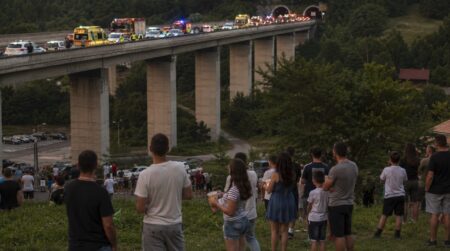 GROZLJIVO: S kokicami in pivom so gledali, kako se fant ubija – tragedija na dolenjski avtocesti postala spektakel