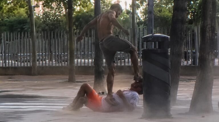 VIDEO 18+: Alžirski migrant brutalno brcal v glavo ležečega Španca – Arturo se bori za življenje