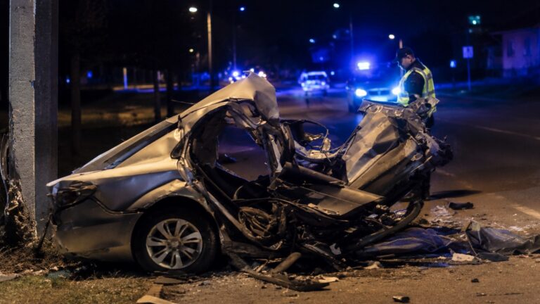 BREZ IZPITA: Mazda v Zagrebu prepolovljena na dvoje – trije mrtvi, med njimi voznica Rekreacijska slika | Pokukaj24.si / DALL·E