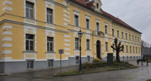 Sramotno: PB Vojnik se je izognila ključnim vprašanjem o varnosti stanovalcev, Iršičeve ul. 8, Celje PB Vojnik | Pokukaj24.si / DALL·E