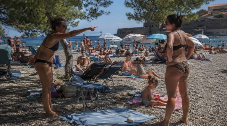Napad Hrvatov na naše turiste – »Slovenci si prisvajajo plaže!« Slika je simbolična | FOTO: Pokukaj24.si / DALL·E