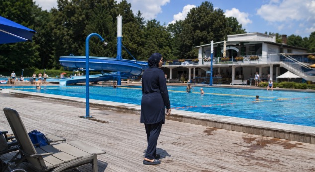 Drama v Mariborskem kopališču: Ženski v burkiniju dejali, da mora bazen zapustit Slika je simbolična | FOTO: Pokukaj24.si / DALL·E