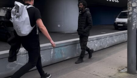 VIDEO: Migrant sredi Ljubljane s penisom nadlegoval mimoidoče? Mladenič mu je dal “vzgojno”