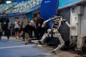 VIDEO: Robot je premagal Usaina Bolta… potem pa se je zaletel v električno omarico