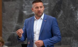 VIDEO: Reberšek jasno in glasno: “Tujec, ki pride v Slovenijo, se mora naučiti našega jezika in sprejeti našo kulturo!”