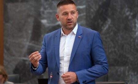 VIDEO: Reberšek jasno in glasno: “Tujec, ki pride v Slovenijo, se mora naučiti našega jezika in sprejeti našo kulturo!”