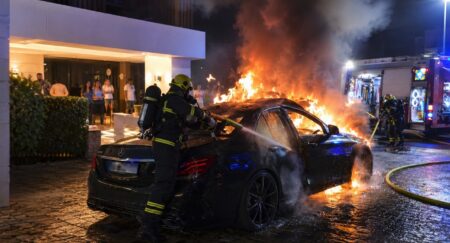 Srhljivo dejanje Slovenca: Z bencinom polil mercedesa in ga namerno zažgal pred hotelom