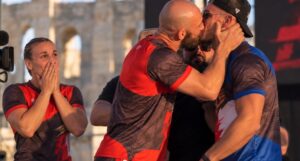 VIDEO: Vroč poljub pred borbo: Domen Drnovšek poljubil Hrvata Erika Pletikoso in šokiral svojo ženo