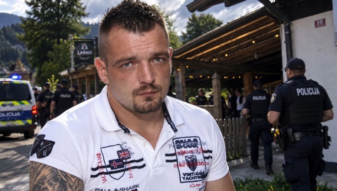FOTO: To je moški “Satan”, ki je z imitacijo pištole vstopil v lokal v Mežici – gostje bežali in se skrivali pod mizami, posredovalo več policijskih patrulj.