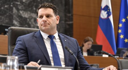 Stevanović ostaja predsednik DZ kljub njegovim izpadom in lažem: 48 za, 29 proti – obljubljal tudi bencin za 1,10 evra