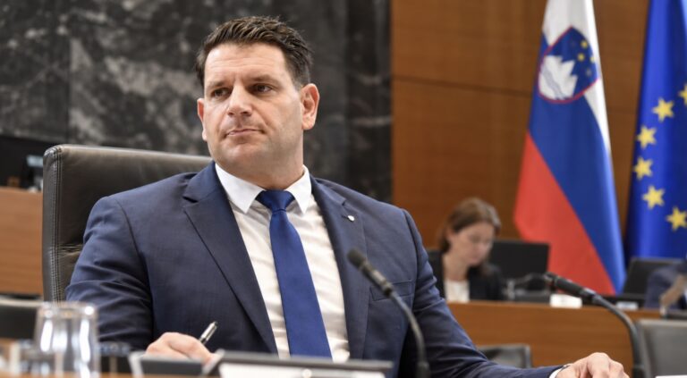 Stevanović ostaja predsednik DZ kljub njegovim izpadom in lažem: 48 za, 29 proti – obljubljal tudi bencin za 1,10 evra