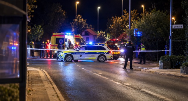 VIDEO : Drama v Škofji Loki: 22-letnik naj bi z nožem napadel policiste – sledili streli, moški hudo ranjen, poskušal naj bi tudi odpeljati reševalno vozilo