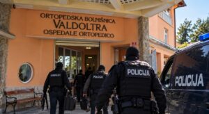 Kriminalisti vdrli v slovensko bolnišnico: pod drobnogledom tudi direktor! FOTO: Pokukaj24.si / DALL·E