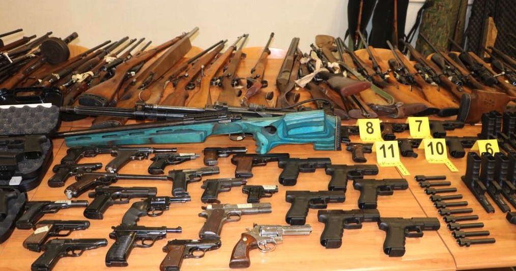 Zaseg orožja. Med kratkocevnim orožjem je največ pištol znamke Beretta, Browing, M75, P38, Walther, Crvena Zastava M70, Glock, meddolgocevnim orožjem pa je najpogosteje Remington, Styer M95, 308 WIN, Spagin. Foto: PU Kranj