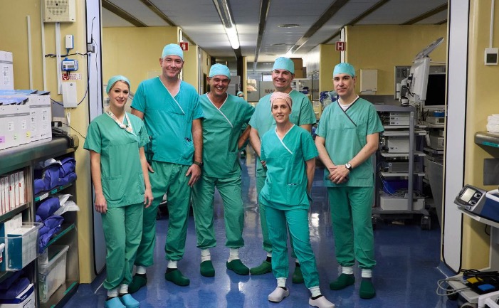 Od leve proti desni: abdominalna kirurga Miha Petrič in Blaž Trotovšek, gastroenterolog David Drobne, anesteziolog Sergej Godec ter operacijski medicinski sestri Maja Grozde in Eva Zalar Strmčnik. Foto: UKC Ljubljana/Žan Rutar